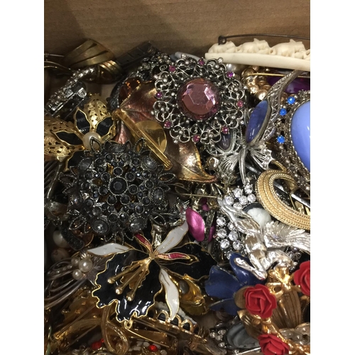 173 - A LARGE QUANTITY OF COSTUME JEWELLERY BROOCHES