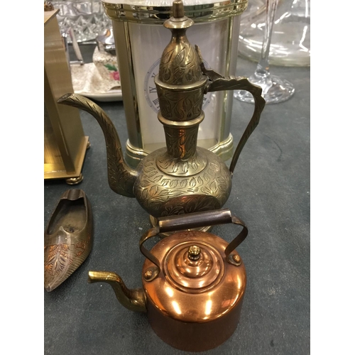 176 - A QUANTITY OF ITEMS TO INCLUDE A SMALL BRASS COFFEE POT, MINIATURE COPPER TEAPOT, WOOD AND BRASS GON... 