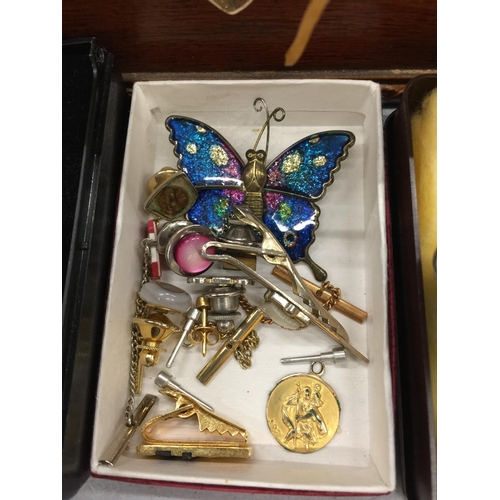 182 - A WOODEN BOX WITH DECORATIVE METAL FEATURES AND A QUANTITY OF COSTUME JEWELLERY, BADGES, WATCHES AND... 