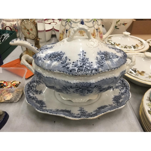 191 - TWO VICTORIAN LIDDED TUREENS (A/F AGE RELATED CRACKS) AND A LARGE DECORATIVE DEVON WARE JUG