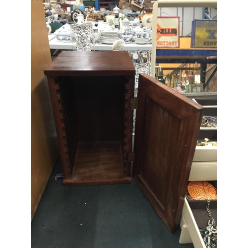 78 - A MAHOGANY SINGLE DOOR CABINET WITH BRASS INLAY 26CM X 15CM X 16CM