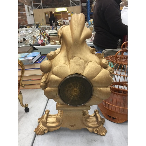 91 - A DECORATIVE WOODEN MANTLE CLOCK WITH GILDED DECORATION