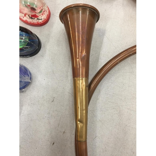 92 - A BRASS AND COPPER HUNTING HORN