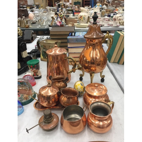 93 - A LARGE QUANTITY OF COPPER ITEMS TO INCLUDE AN URN, COFFEE POT, JUGS ETC