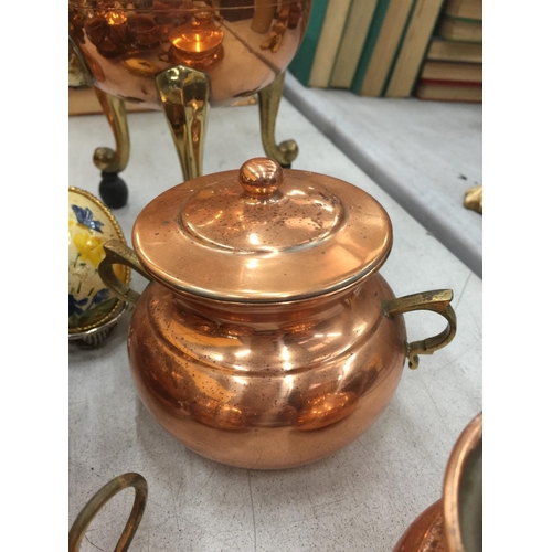 93 - A LARGE QUANTITY OF COPPER ITEMS TO INCLUDE AN URN, COFFEE POT, JUGS ETC