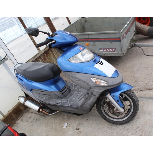 113 - A KYMCO MOVIE XL 125 SCOOTER WITH KEY AND 38909 MILES ON THE CLOCK NO VAT