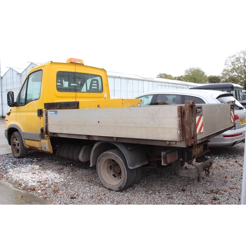 165 - IVECO FLAT BED TIPPER Y354 FDV 167137 KM DIESEL MOT 19/04/23 FIRST REG 04/05/2001 NO VAT PLEASE NOTE... 