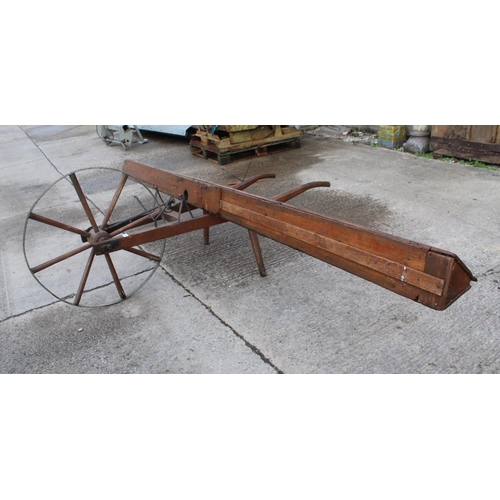 186 - A VINTAGE GRASS SEED BARROW NO VAT