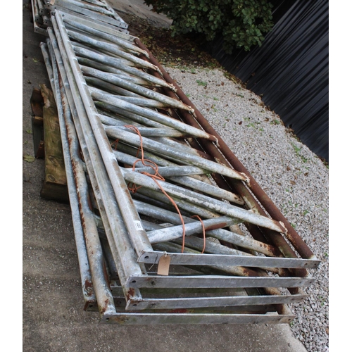 222 - 9 BARRIERS 9'X 6