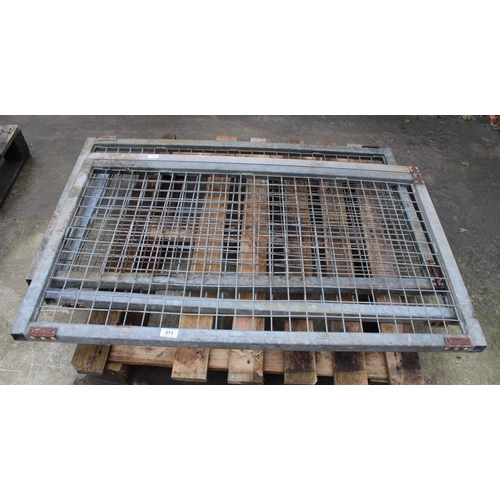 271 - 3 MESH GATES 4' 3