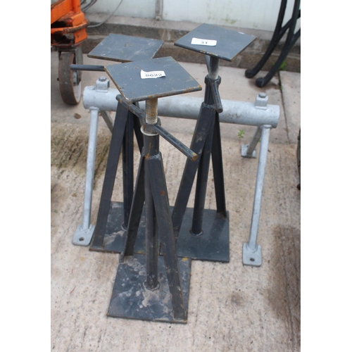 31 - 4 STEEL JACKS  NO VAT