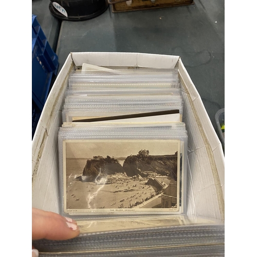 223 - A LARGE QUANTITY OF VINTAGE POSTCARDS TO INCLUDE  LOOSE AND SOME IN AN ALBUM