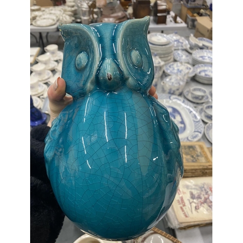 233 - A QUANTITY OF CERAMIC ITEMS TO INCLUDE A YANKEE CANDLE HOLDER, DISH WITH DUCKS, A PAIR OF PRESERVE P... 