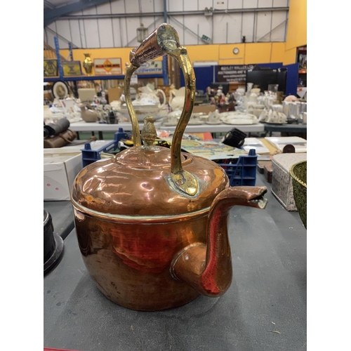 238 - A LARGE COPPER KETTLE WITH BRASS AND COPPER HANDLE AND BRASS FINIAL