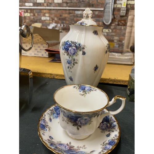 263 - A QUANTITY OF ROYAL ALBERT 'OLD COUNTRY ROSES' TEAWARE TO INCLUDE TRIOS, TRINKET BOX AND DISH, EGG C... 