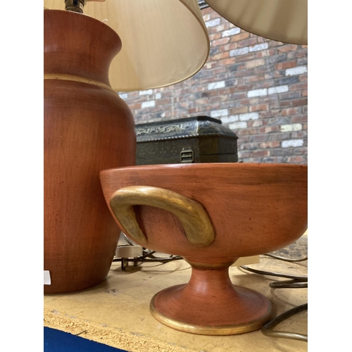 285 - A LARGE TABLE LAMP IN A BURNT ORANGE COLOUR WITH SHADE HEIGHT 52CM AND MATCHING PESDESTAL BOWL