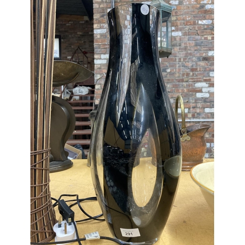 291 - A TALL 'RUSH' TABLE LAMP PLUS A LARGE BLACK AND CLEAR GLASS VASE HEIGHT 50CM