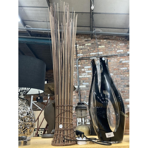 291 - A TALL 'RUSH' TABLE LAMP PLUS A LARGE BLACK AND CLEAR GLASS VASE HEIGHT 50CM