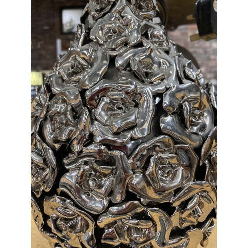 292 - A MODERN WHITE METAL TABLE LAMP WITH 'ROSES' AND A BLACK SHADE