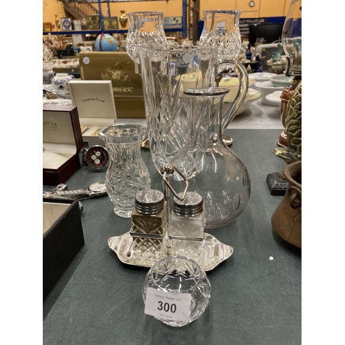 300 - A QUANTITY OF GLASSWARE TO INCLUDE A PAIR OF CUT GLASS CANDLE STICKS ON METAL BASES, A JUG, CRUET SE... 