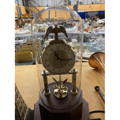 307 - A MIXED LOT TO INCLUDE A VINTAGE SEIKO WALL CLOCK, A GLASS DOMED ANNIVERSARY CLOCK, VINTAGE TELEPHON... 