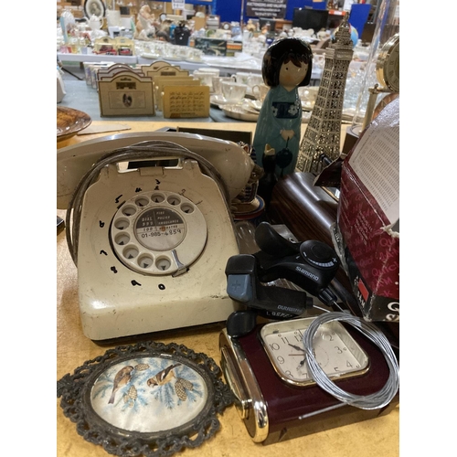 307 - A MIXED LOT TO INCLUDE A VINTAGE SEIKO WALL CLOCK, A GLASS DOMED ANNIVERSARY CLOCK, VINTAGE TELEPHON... 