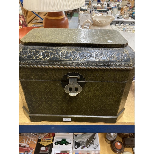 318 - A VINTAGE WOODEN 'BRONZED' STORAGE BOX WITH METAL HANDLES AND FASTENER AND FLEUR DE LYS PATTERN WIDT... 