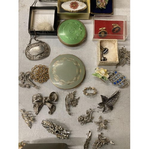 328 - A MIXED LOT OF COLLECTABLE ITEMS TO INCLUDE A COMPACT WITH GREEN ENGINE TURNED ENAMEL, COSTUME JEWEL... 