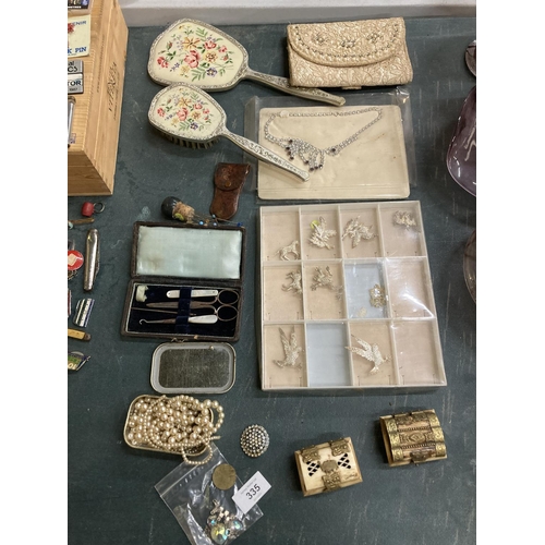 335 - A MIXED LOT TO INCLUDE VINTAGE BROOCHES, MANICURE SET, EVENING BAG, PEARLS TRINKET BOXES, ETC