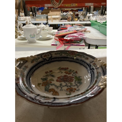 347 - A VINTAGE CROWN WESTMINSTER FOOTED BOWL WITH GILT AND FLORAL DECORATION PLUS A BLUE AND GILT TAZA DI... 