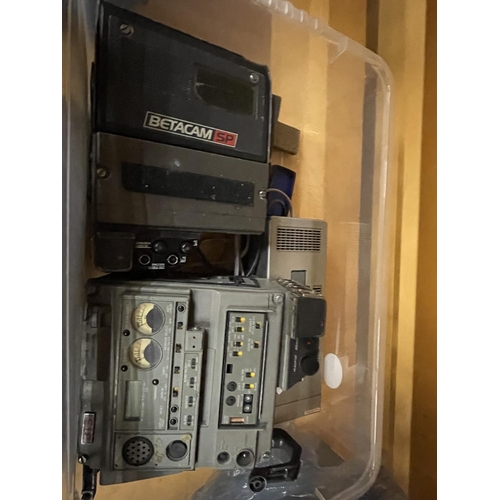 462 - VARIOUS ITEMS TO INCLUDE BETACAM SP UNITS, ADAPTORS, LENS ETC