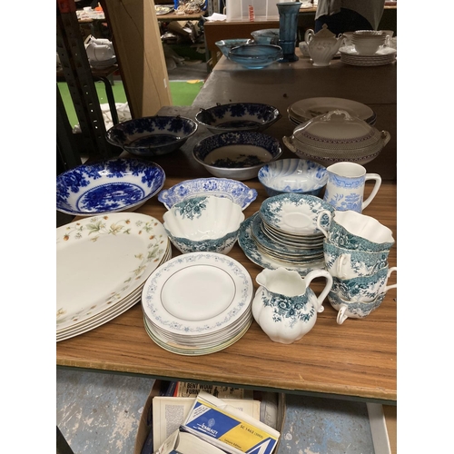 935 - A LARGE QUANTITY OF BOWLS AND PLATES TO INCLUDE ROYAL DOULTON STRAWBERRY CREAM PLATTERS, AN ANTIQUE ... 