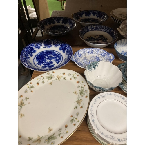 935 - A LARGE QUANTITY OF BOWLS AND PLATES TO INCLUDE ROYAL DOULTON STRAWBERRY CREAM PLATTERS, AN ANTIQUE ... 