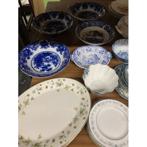 935 - A LARGE QUANTITY OF BOWLS AND PLATES TO INCLUDE ROYAL DOULTON STRAWBERRY CREAM PLATTERS, AN ANTIQUE ... 