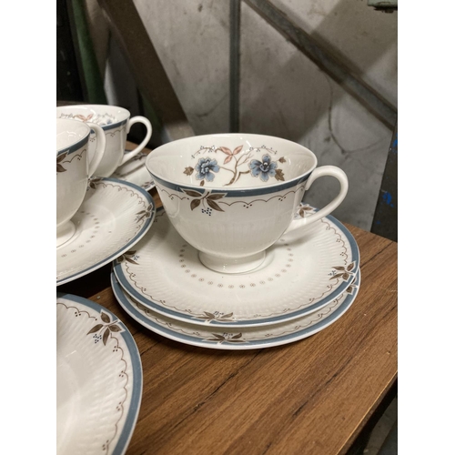 939 - A QUANTITY OF ROYAL DOULTON 'OLD COLONY' TO INCLUDE SERVING PLATES, SAUCE JUG AND SAUCER, CUPS AND S... 