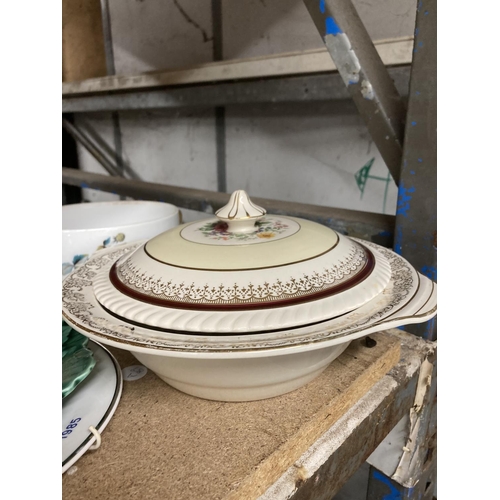 945 - A QUANTITY OF CERAMICS TO INCLUDE CROWN DUCAL TUREENS, WEDGWOOD OF ETRURIA CABBAGE PLATE, A LARGE PO... 