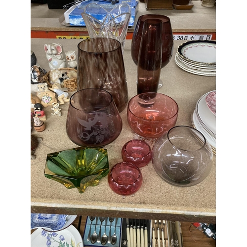 946 - A COLLECTION OF GLASSWARE TO INCLUDE CRANBERRY SALT POTS, CRYSTAL TULIP VASE, BUD VASE, FOOTED ANNIV... 