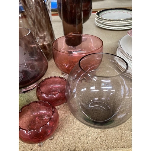 946 - A COLLECTION OF GLASSWARE TO INCLUDE CRANBERRY SALT POTS, CRYSTAL TULIP VASE, BUD VASE, FOOTED ANNIV... 