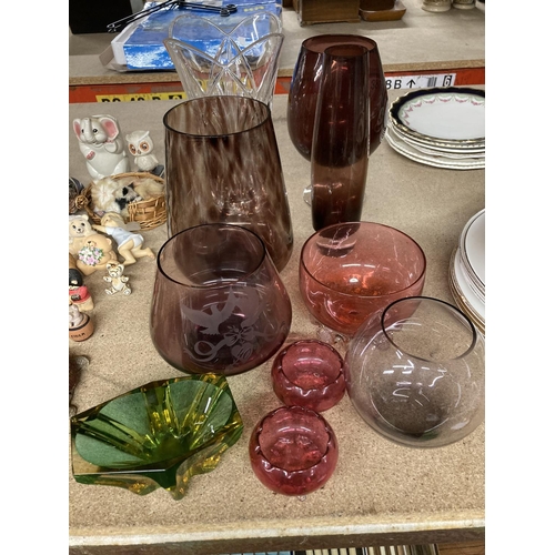 946 - A COLLECTION OF GLASSWARE TO INCLUDE CRANBERRY SALT POTS, CRYSTAL TULIP VASE, BUD VASE, FOOTED ANNIV... 