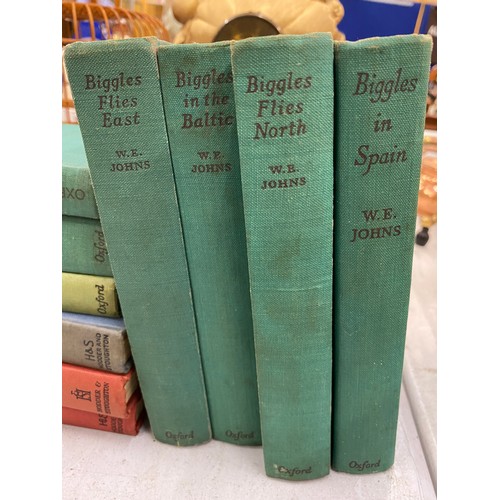 121 - A COLLECTION OF VINTAGE HARDBACK 'BIGGLES' BOOKS WRITTEN BY CAPT. W. E. JOHNS - 16 IN TOTAL