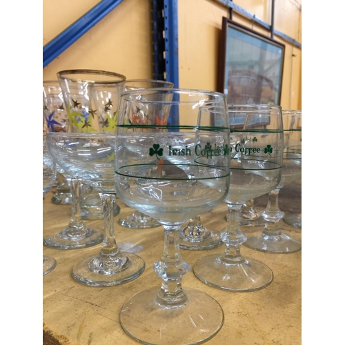 314 - A QUANTITY OF GLASSES TO INCLUDE ESPRESSO MARTINI GLASSES, HUNTING SCENE BEER GLASSES, TUMBLERS WITH... 