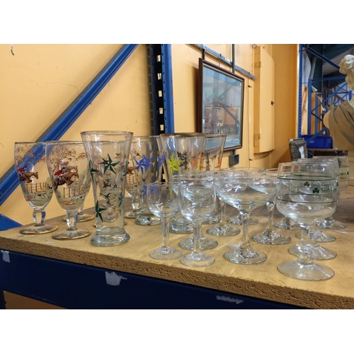 314 - A QUANTITY OF GLASSES TO INCLUDE ESPRESSO MARTINI GLASSES, HUNTING SCENE BEER GLASSES, TUMBLERS WITH... 