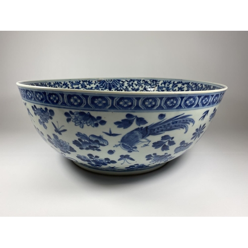 301 - A LARGE AND IMPRESSIVE EARLY 19TH CENTURY CHINESE QING BLUE AND WHITE PORCELAIN PUNCH / FRUIT BOWL H... 