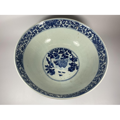 301 - A LARGE AND IMPRESSIVE EARLY 19TH CENTURY CHINESE QING BLUE AND WHITE PORCELAIN PUNCH / FRUIT BOWL H... 