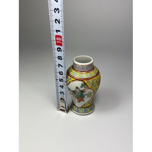 307 - A 19TH CENTURY MINIATURE CHINESE PORCELAIN VASE WITH ENAMEL DESIGN, UNMARKED TO BASE, HEIGHT 8CM