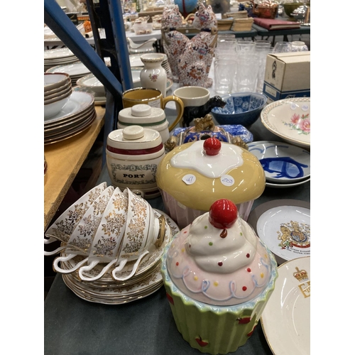 303 - A QUANTITY OF CERAMIC ITEMS TO INCLUDE CUP CAKE STORAGE JARS, CHINA CUPS AND SAUCERS, WADE PORT BARR... 