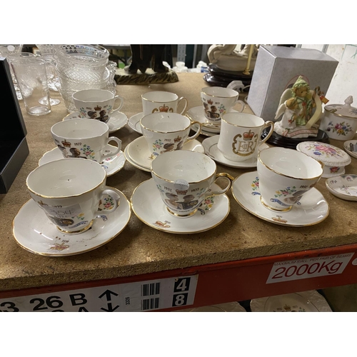 354 - A QUANTITY OF QUEEN ELIZABETH 11 SILVER JUBILEE CHINA CUPS AND SAUCERS