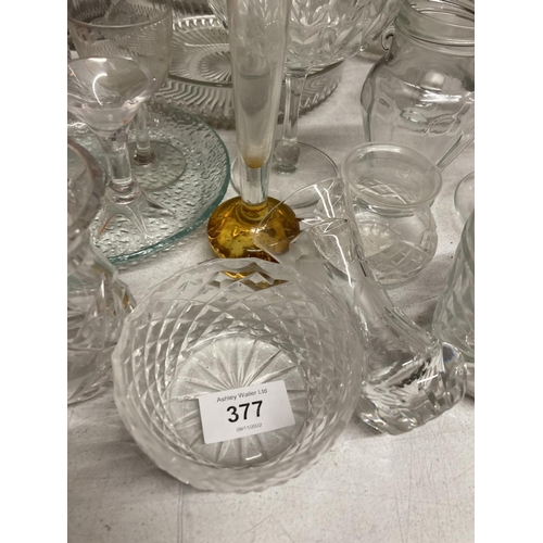 377 - A QUANTITY OF VINTAGE GLASSWARE TO INCLUDE BOWLS, VASES, DESSERT DISHES, LIDDED POTS, GLASSES, ETC