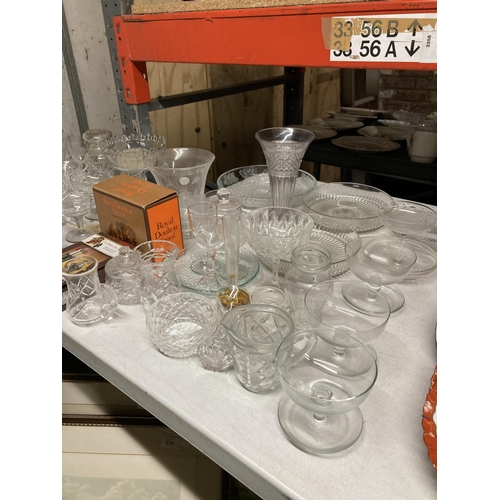 377 - A QUANTITY OF VINTAGE GLASSWARE TO INCLUDE BOWLS, VASES, DESSERT DISHES, LIDDED POTS, GLASSES, ETC