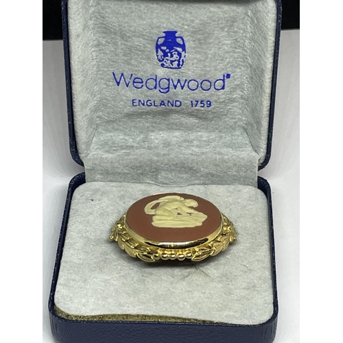 580 - A WEDGEWOOD BROOCH IN A PRESENTATION BOX